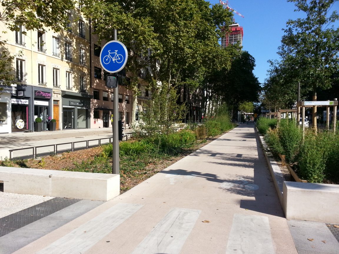 RUE GARIBALDI LYON (69) - Presents